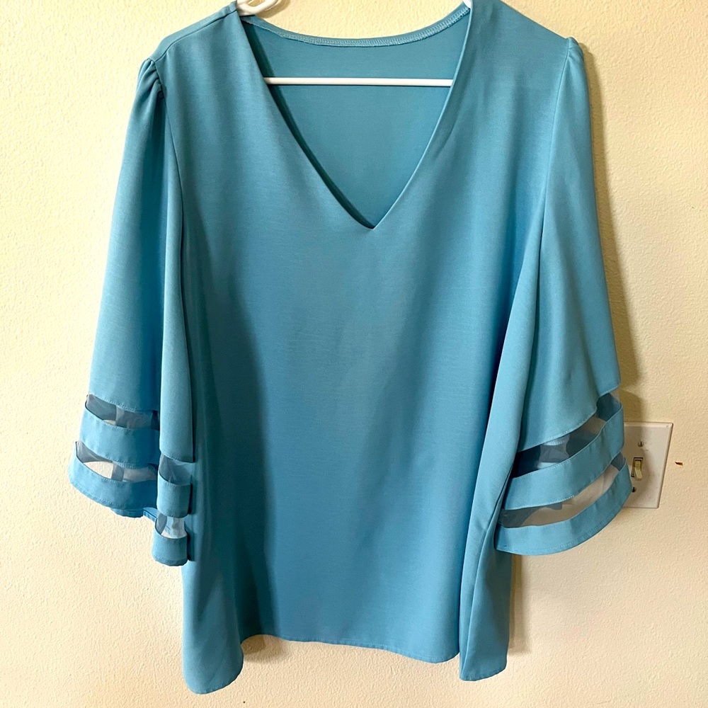 Beautiful turquoise V neck blouse with bell sleeves. Size XXL